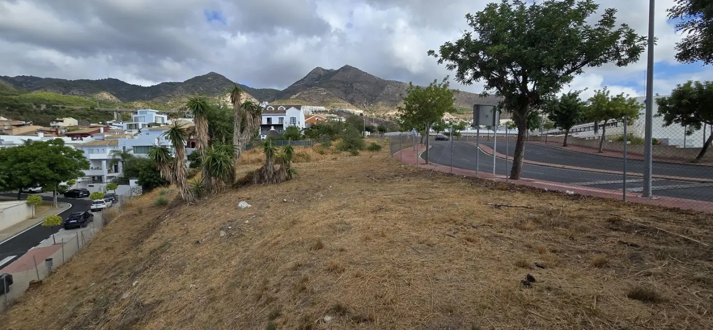 Sale of residential plot in Benalmadena 1