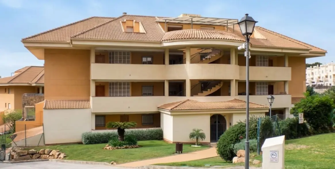 Venta de apartamento en planta media en Carvajal 2