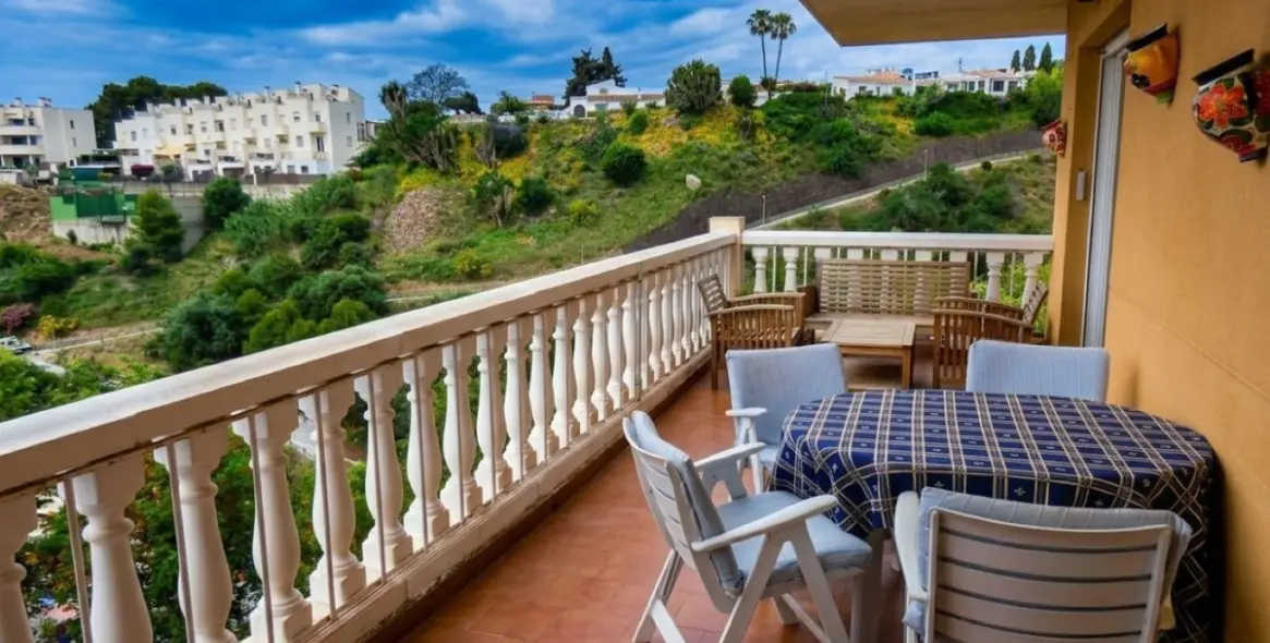 Venta de apartamento en planta media en Carvajal 3