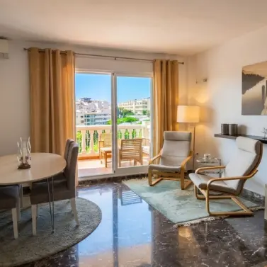 Sale of middle floor apartment in Carvajal