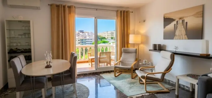 Sale of middle floor apartment in Carvajal 4
