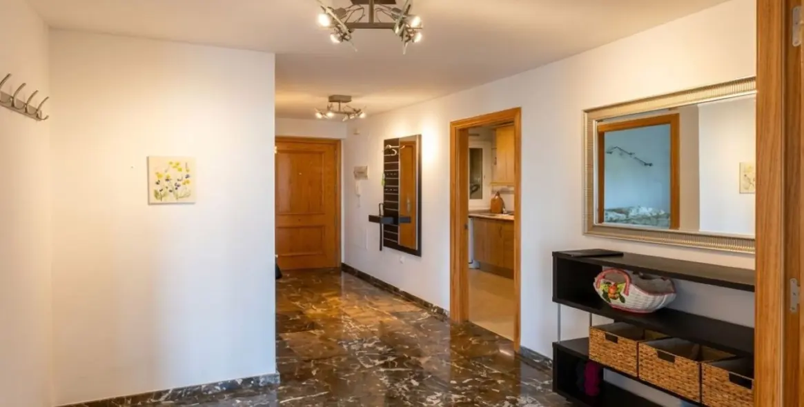 Venta de apartamento en planta media en Carvajal 6