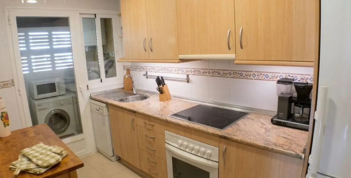 Venta de apartamento en planta media en Carvajal 9