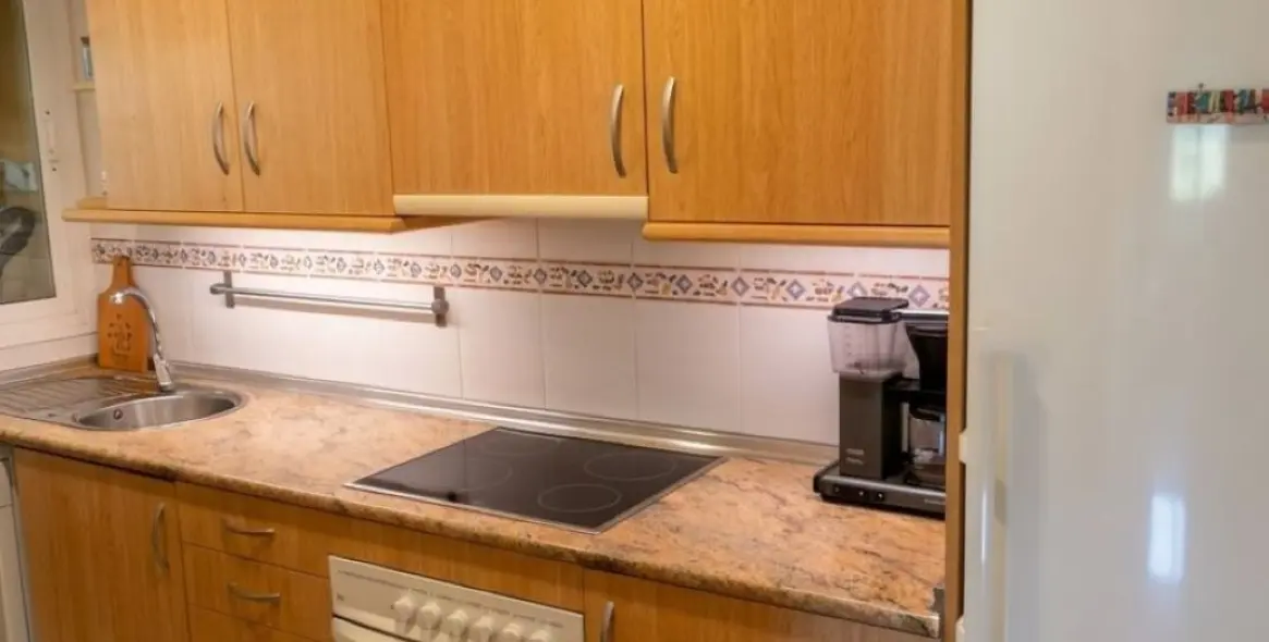 Venta de apartamento en planta media en Carvajal 10