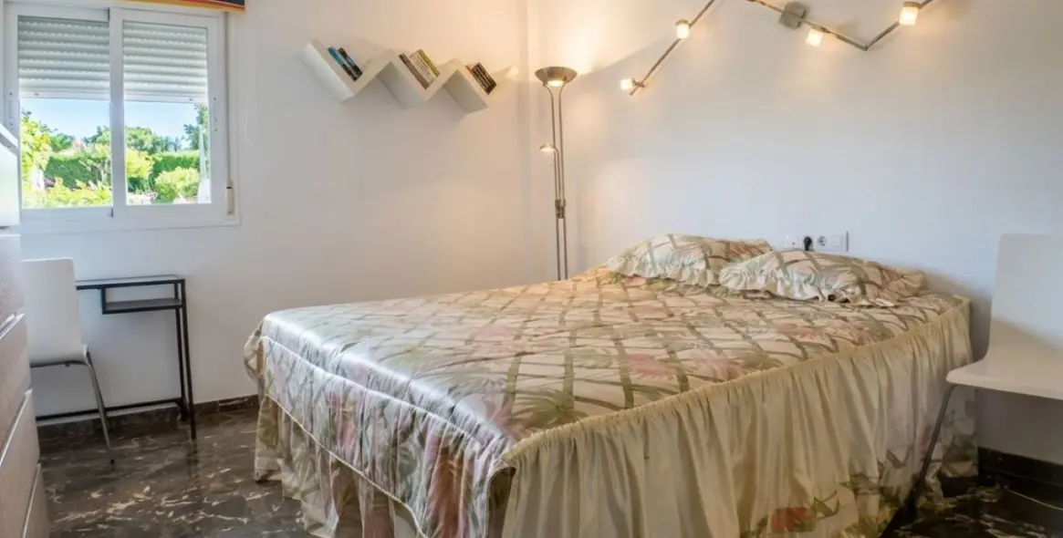 Venta de apartamento en planta media en Carvajal 13