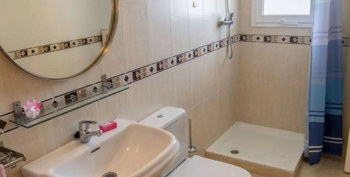 Venta de apartamento en planta media en Carvajal 16