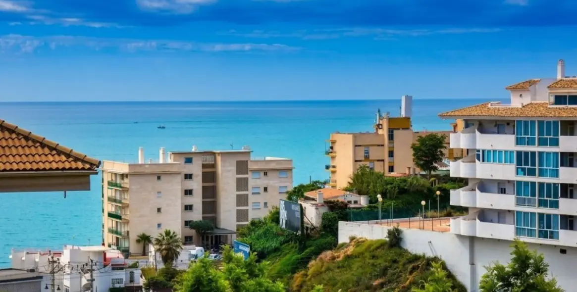 Venta de apartamento en planta media en Carvajal 17