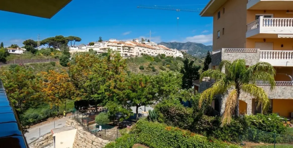 Venta de apartamento en planta media en Carvajal 19