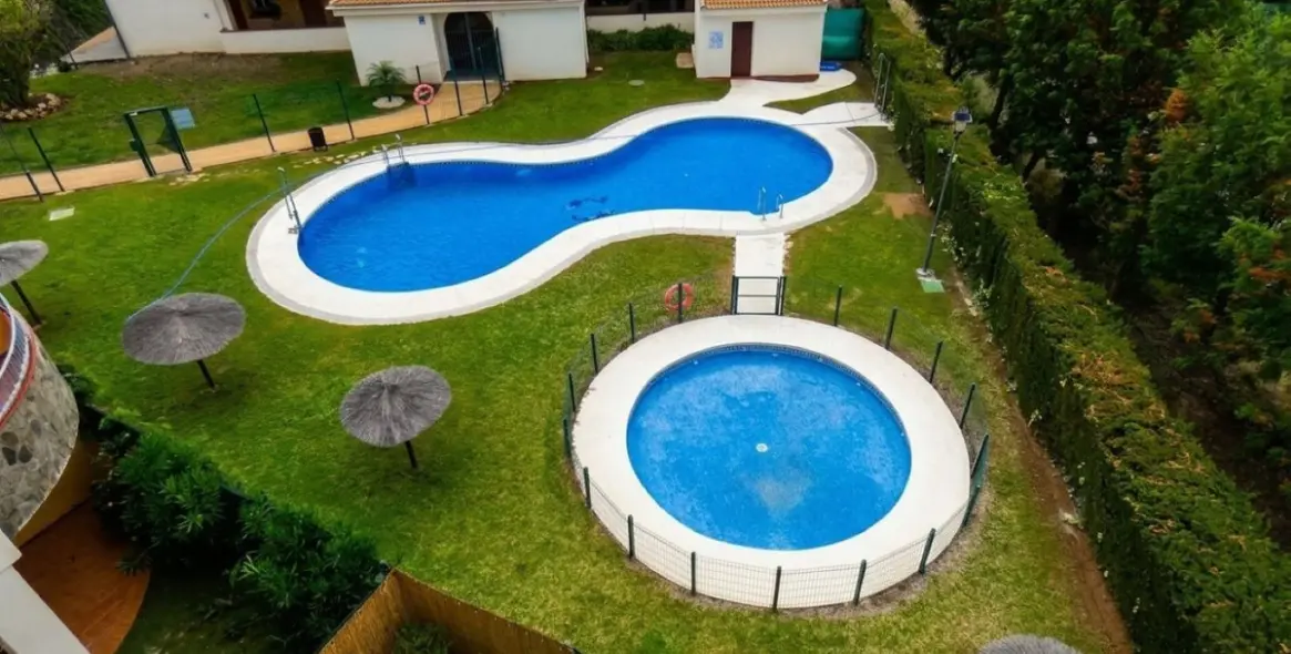 Venta de apartamento en planta media en Carvajal 20