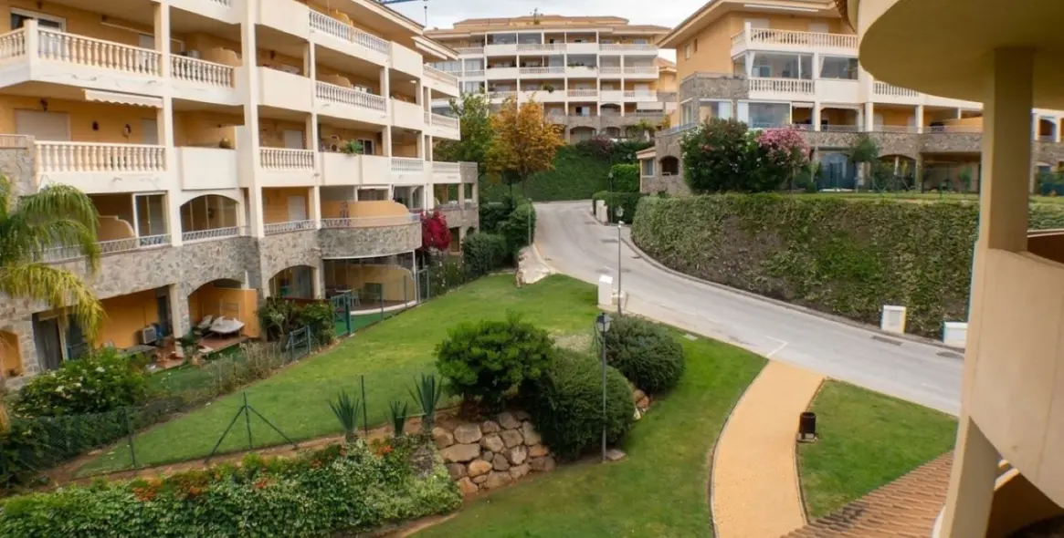 Venta de apartamento en planta media en Carvajal 23