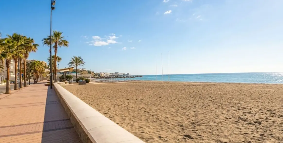 Venta de apartamento en planta media en Carvajal 27