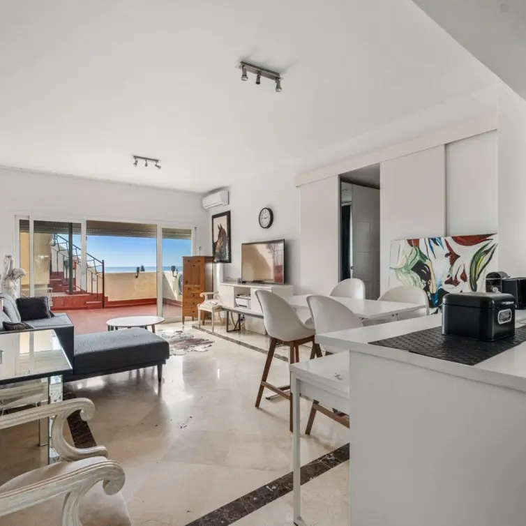 Sale of penthouse in Benahavís