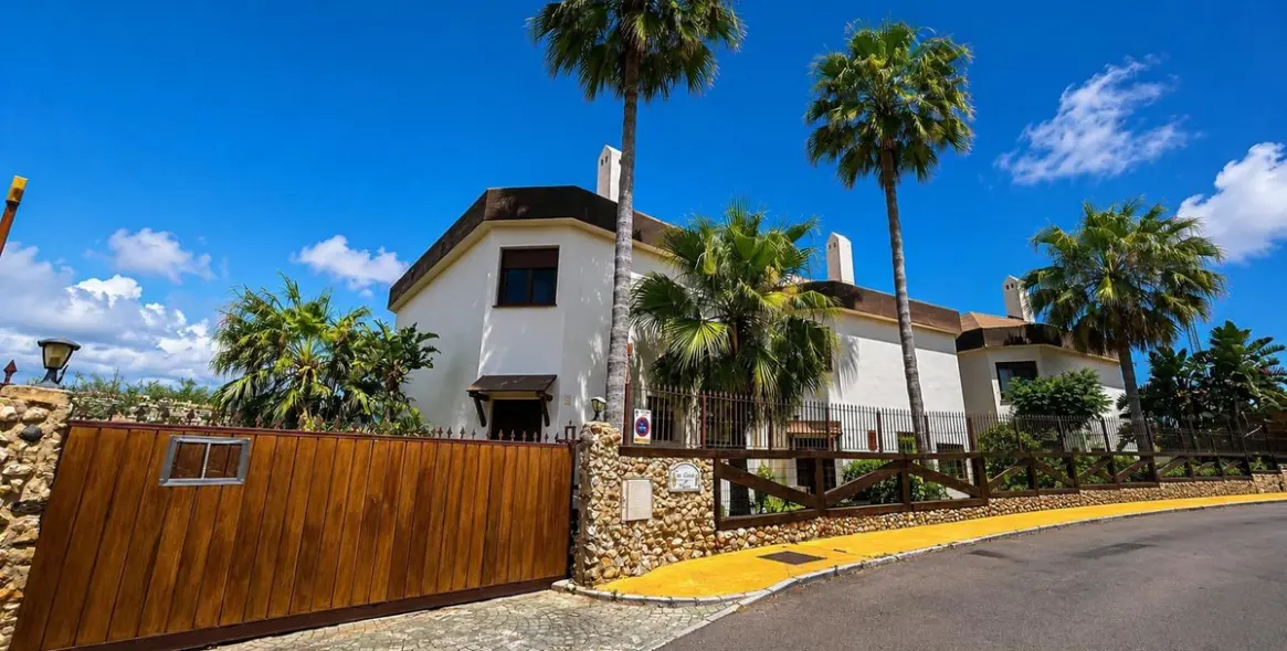 Sale of detached villa in Riviera del Sol 2