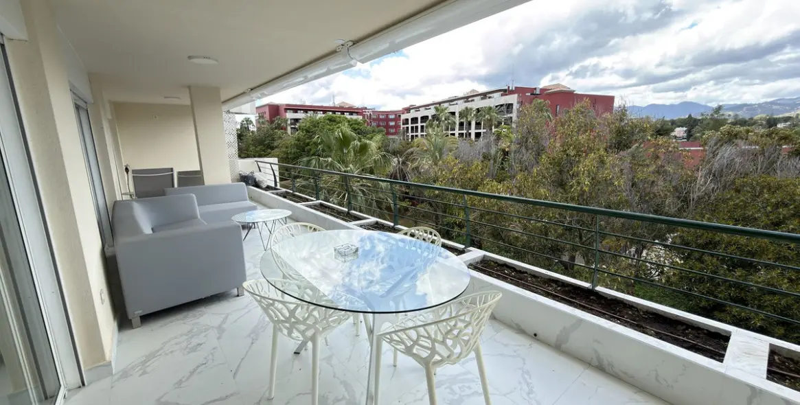 Sale of middle floor apartment in San Pedro de Alcántara 11