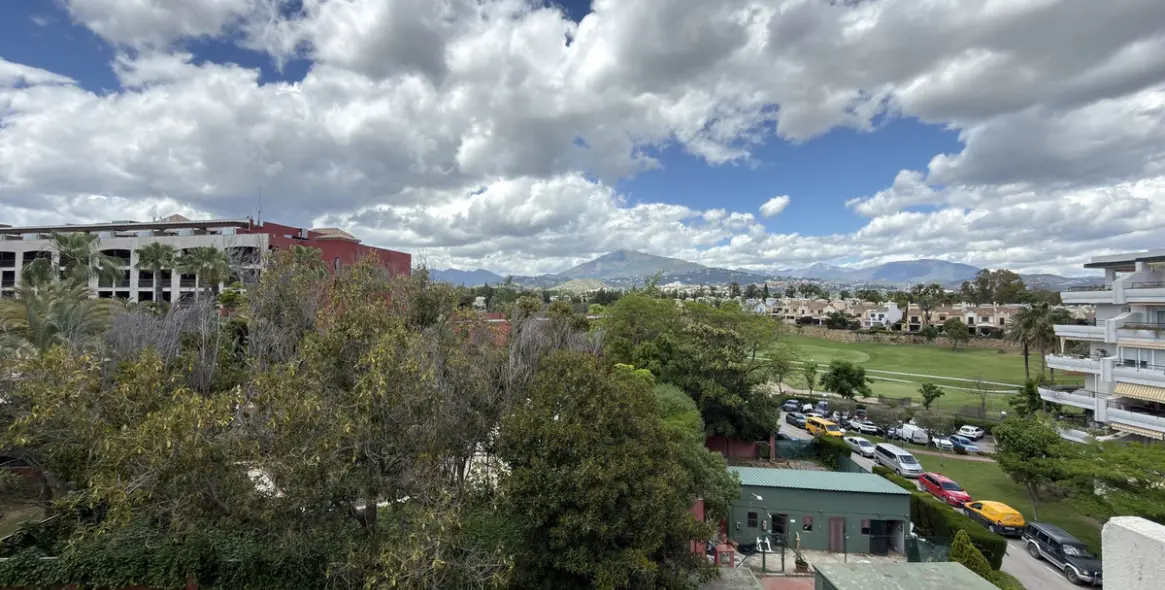 Sale of middle floor apartment in San Pedro de Alcántara 12