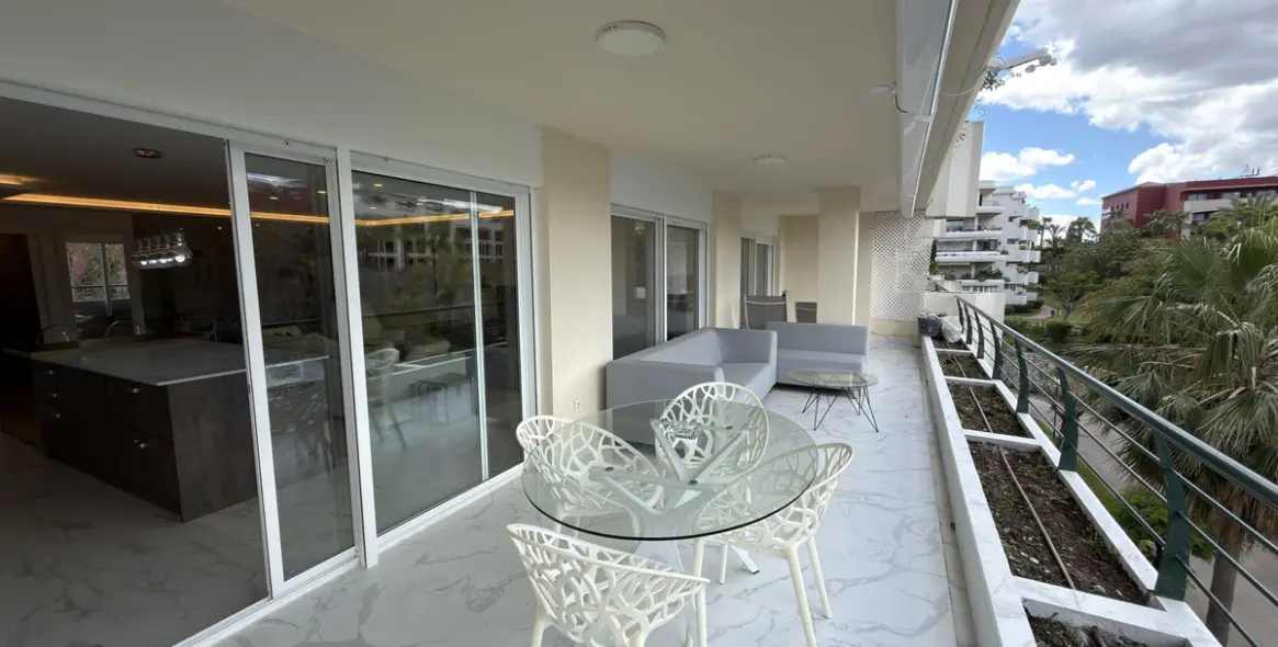Sale of middle floor apartment in San Pedro de Alcántara 13