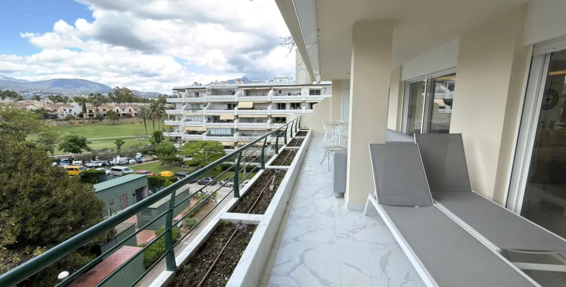 Sale of middle floor apartment in San Pedro de Alcántara 14