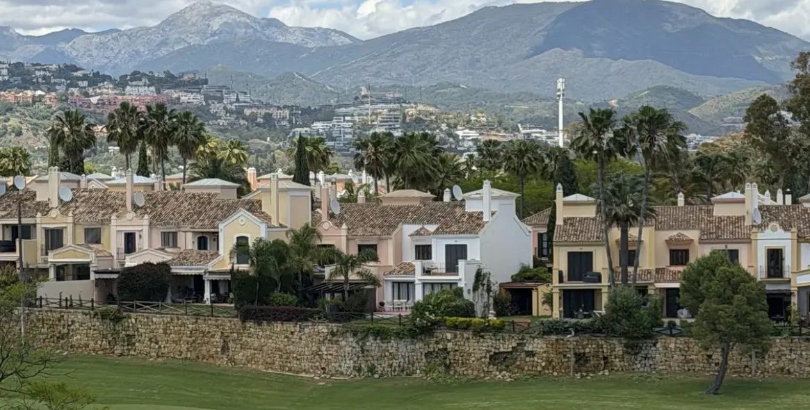 Sale of middle floor apartment in San Pedro de Alcántara 15