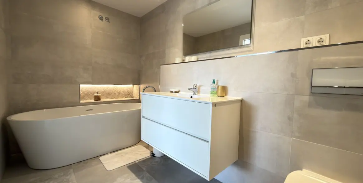 Sale of middle floor apartment in San Pedro de Alcántara 16