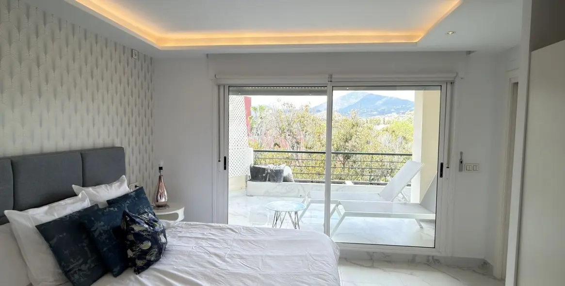 Sale of middle floor apartment in San Pedro de Alcántara 18