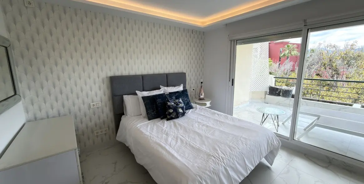 Sale of middle floor apartment in San Pedro de Alcántara 19