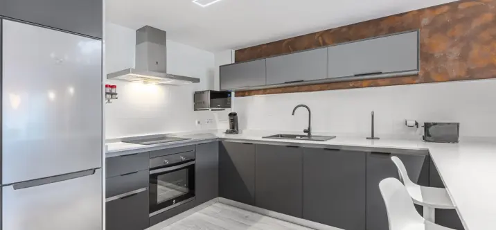 Sale of middle floor apartment in Benahavís 2
