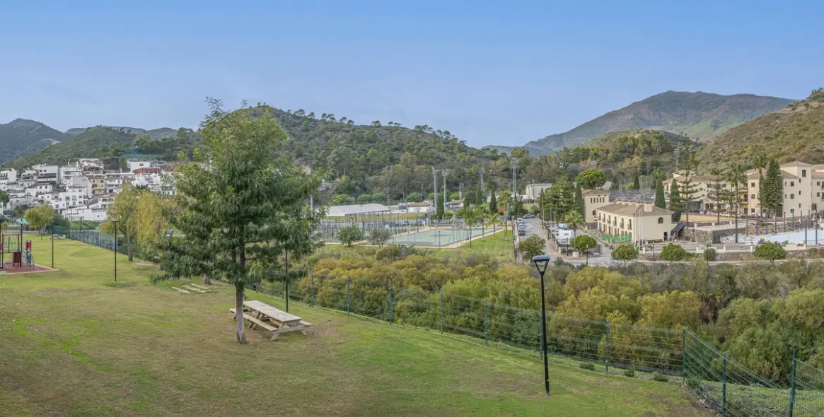 Sale of middle floor apartment in Benahavís 22