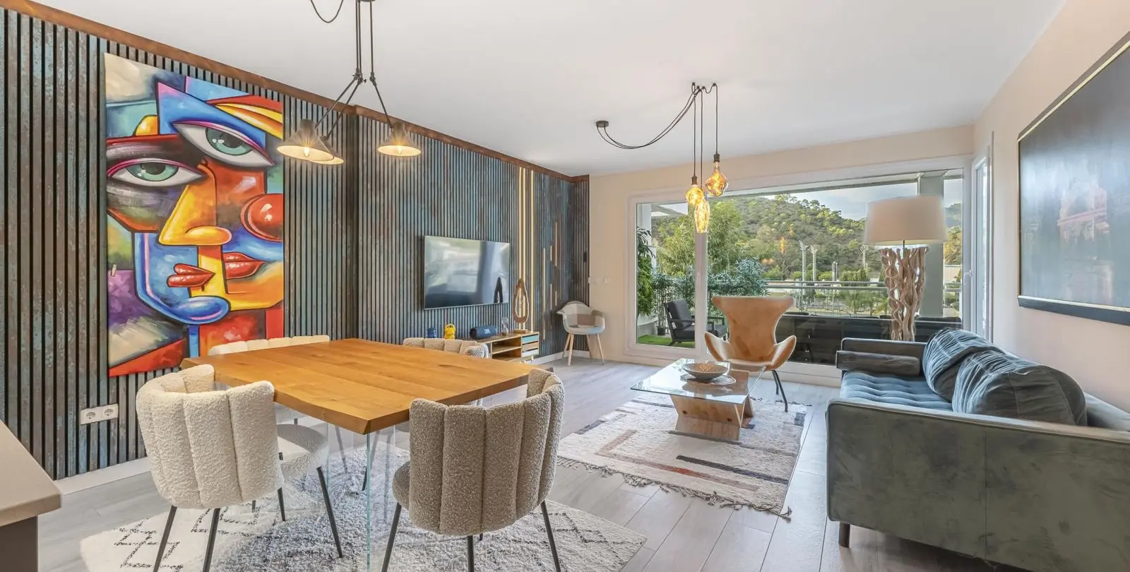 Sale of middle floor apartment in Benahavís 1