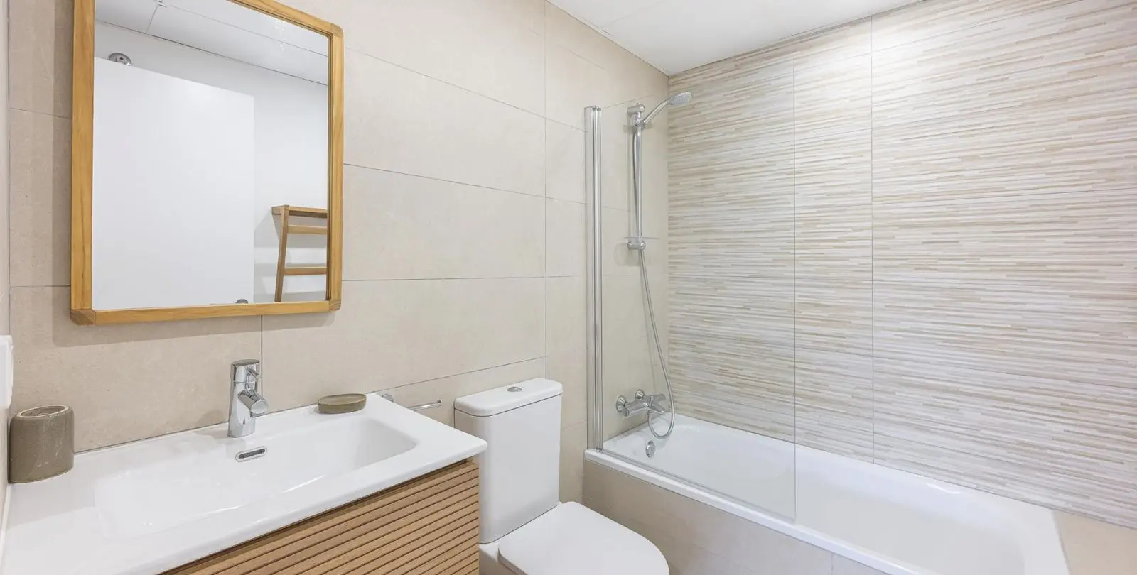 Sale of middle floor apartment in Benahavís 10
