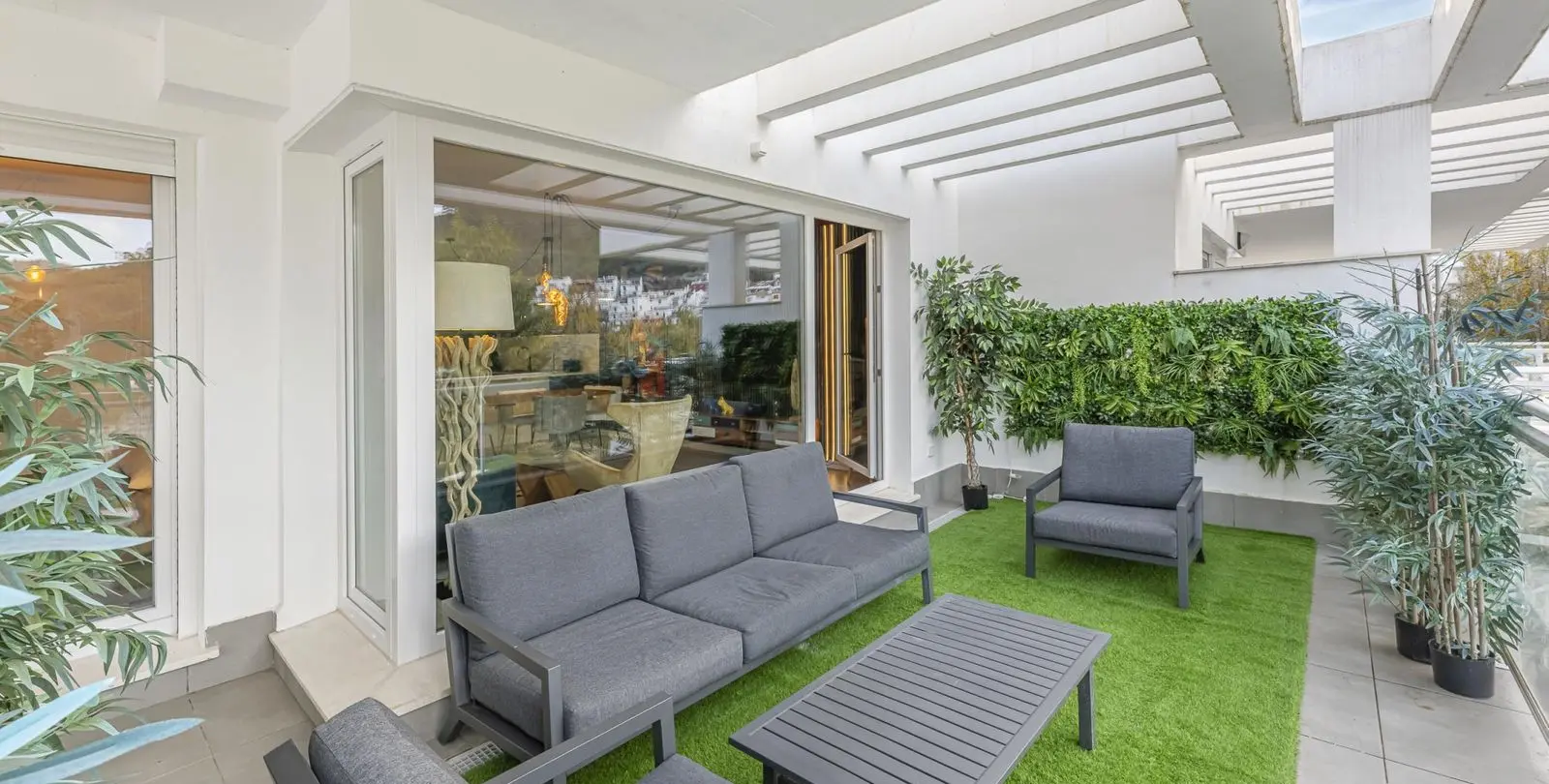 Sale of middle floor apartment in Benahavís 14