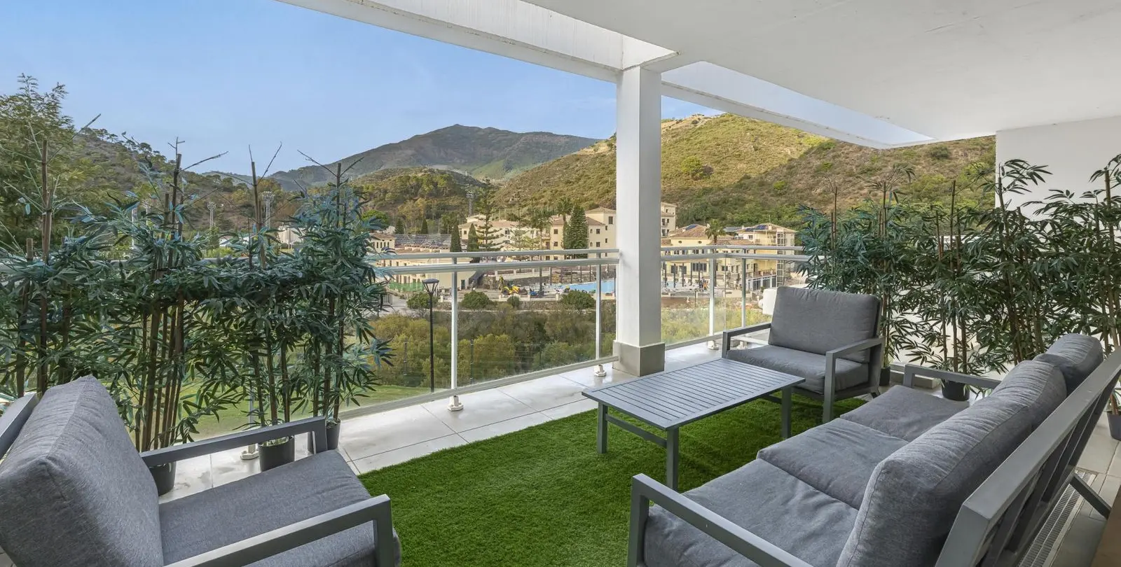 Sale of middle floor apartment in Benahavís 15