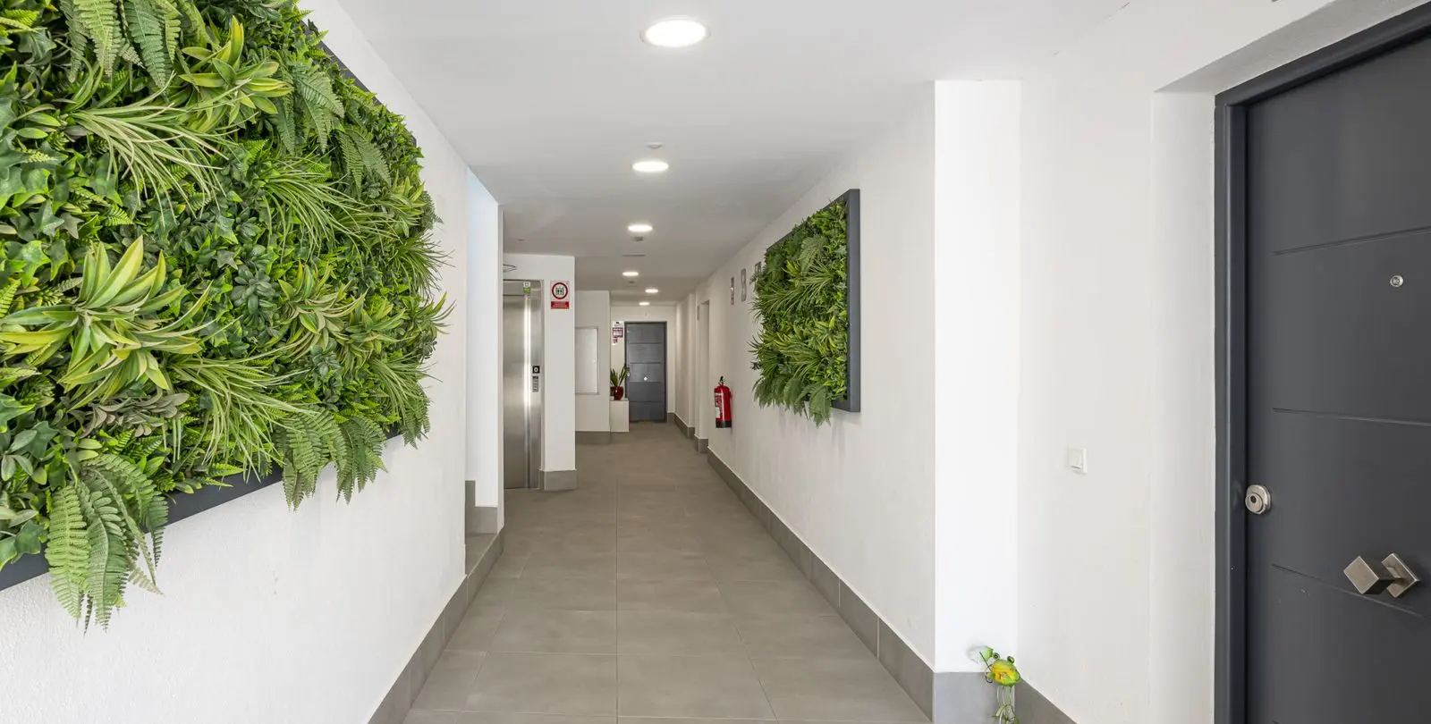 Sale of middle floor apartment in Benahavís 16