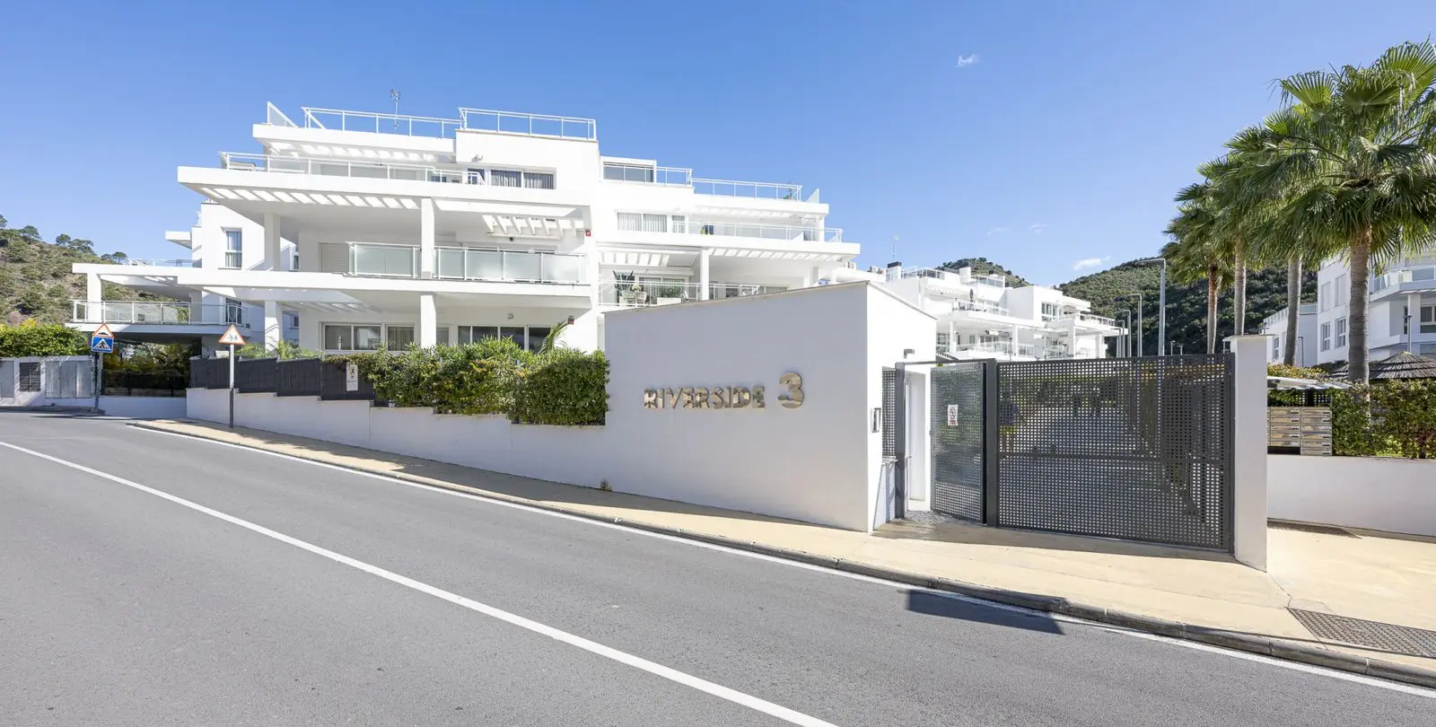 Sale of middle floor apartment in Benahavís 18