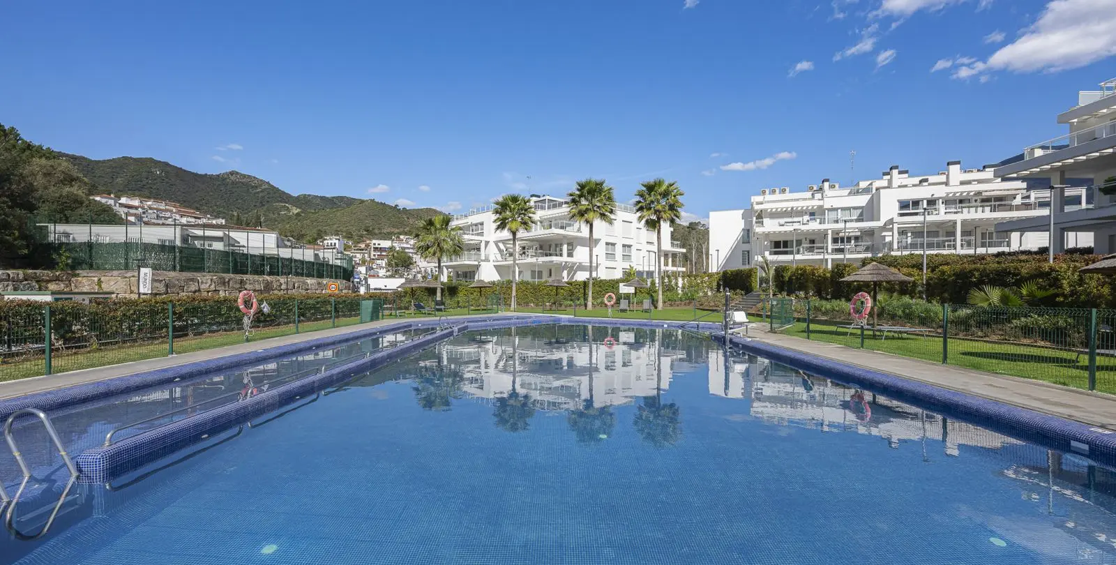 Sale of middle floor apartment in Benahavís 19
