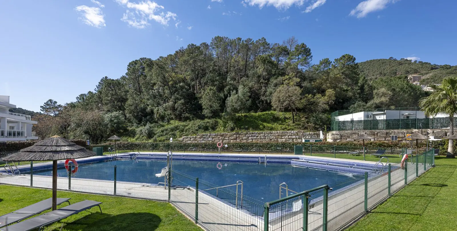 Sale of middle floor apartment in Benahavís 20