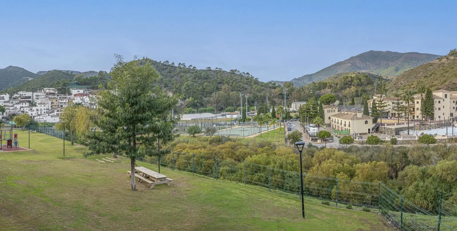 Sale of middle floor apartment in Benahavís 22