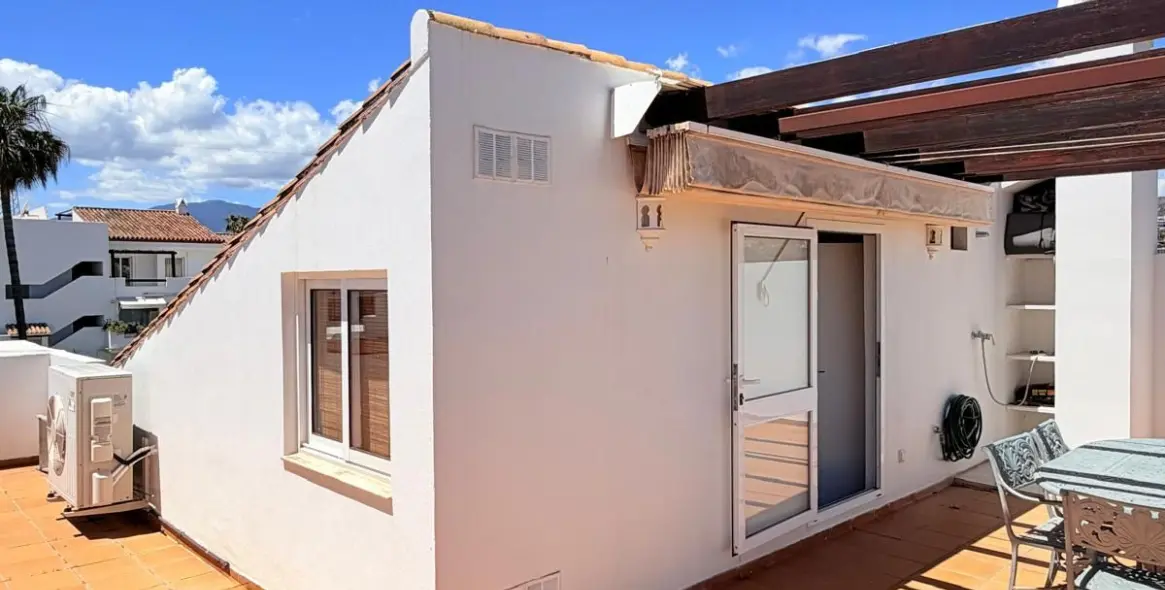 Venta de ático dúplex en Estepona 77