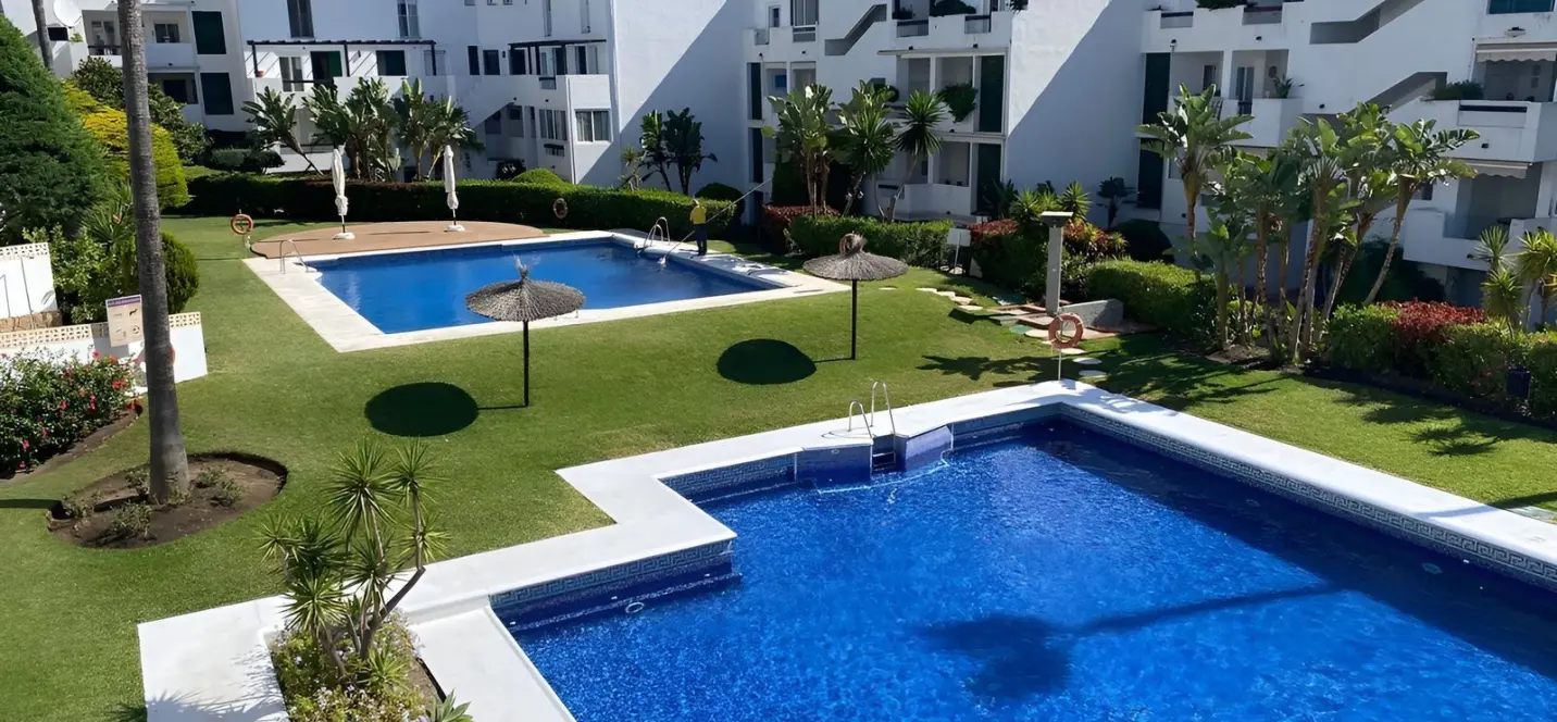 Продажа двухуровневого пентхауса в Estepona 0