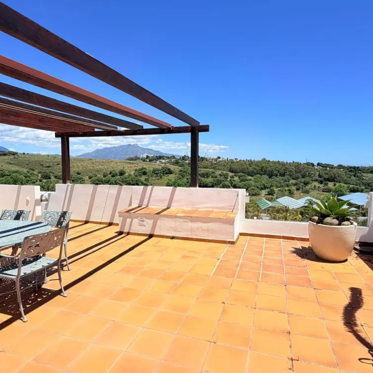 Продажа двухуровневого пентхауса в Estepona
