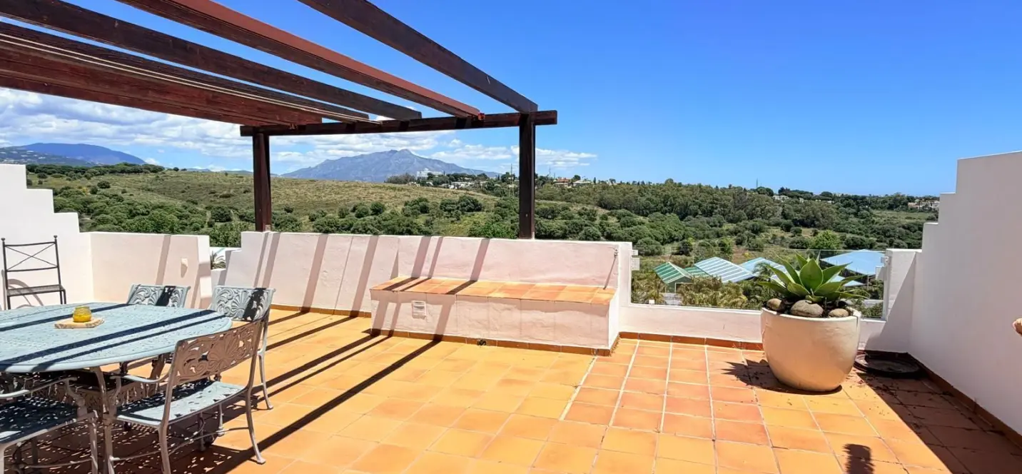 Продажа двухуровневого пентхауса в Estepona 1