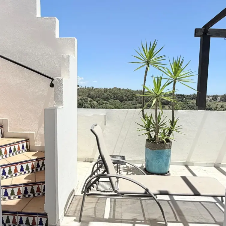 Продажа двухуровневого пентхауса в Estepona
