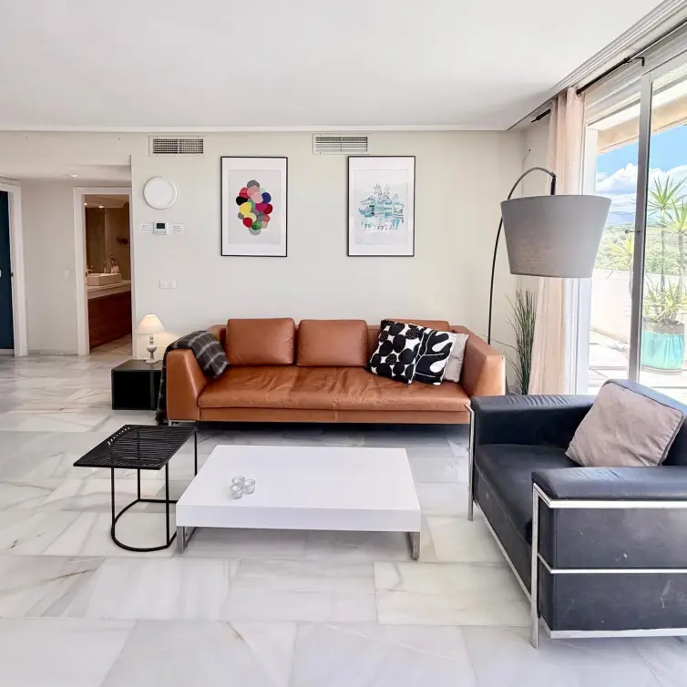 Продажа двухуровневого пентхауса в Estepona