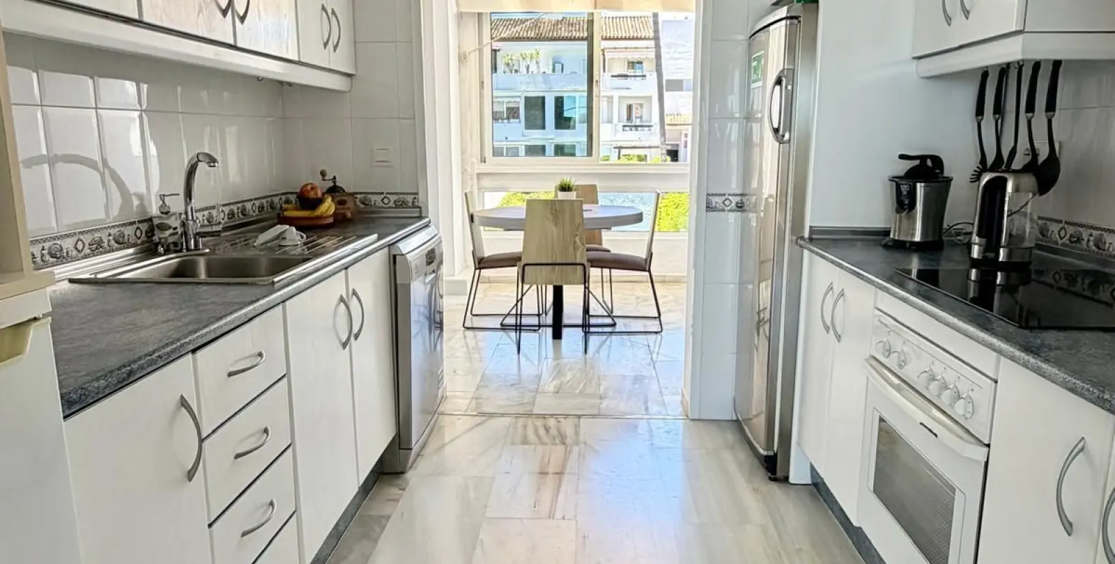 Sale of penthouse duplex in Estepona 12