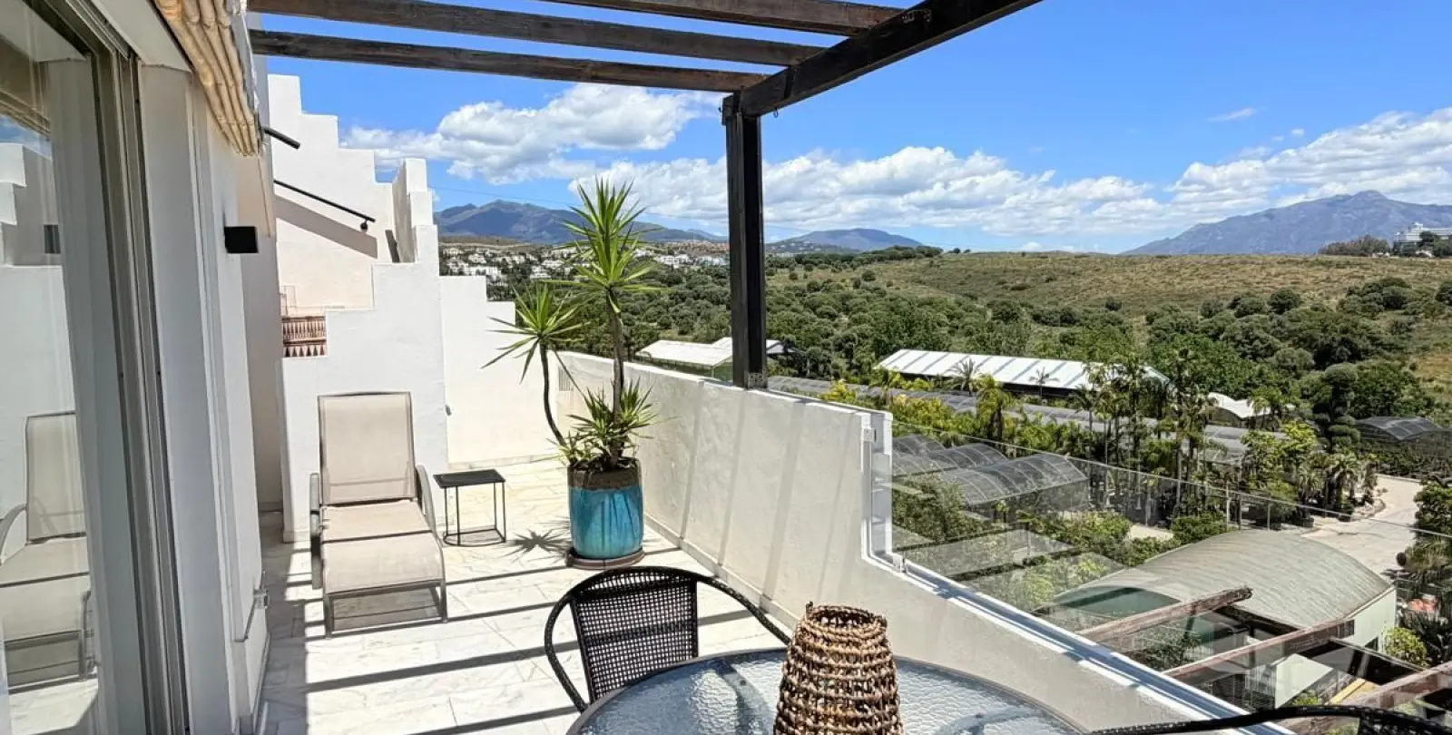 Sale of penthouse duplex in Estepona 17