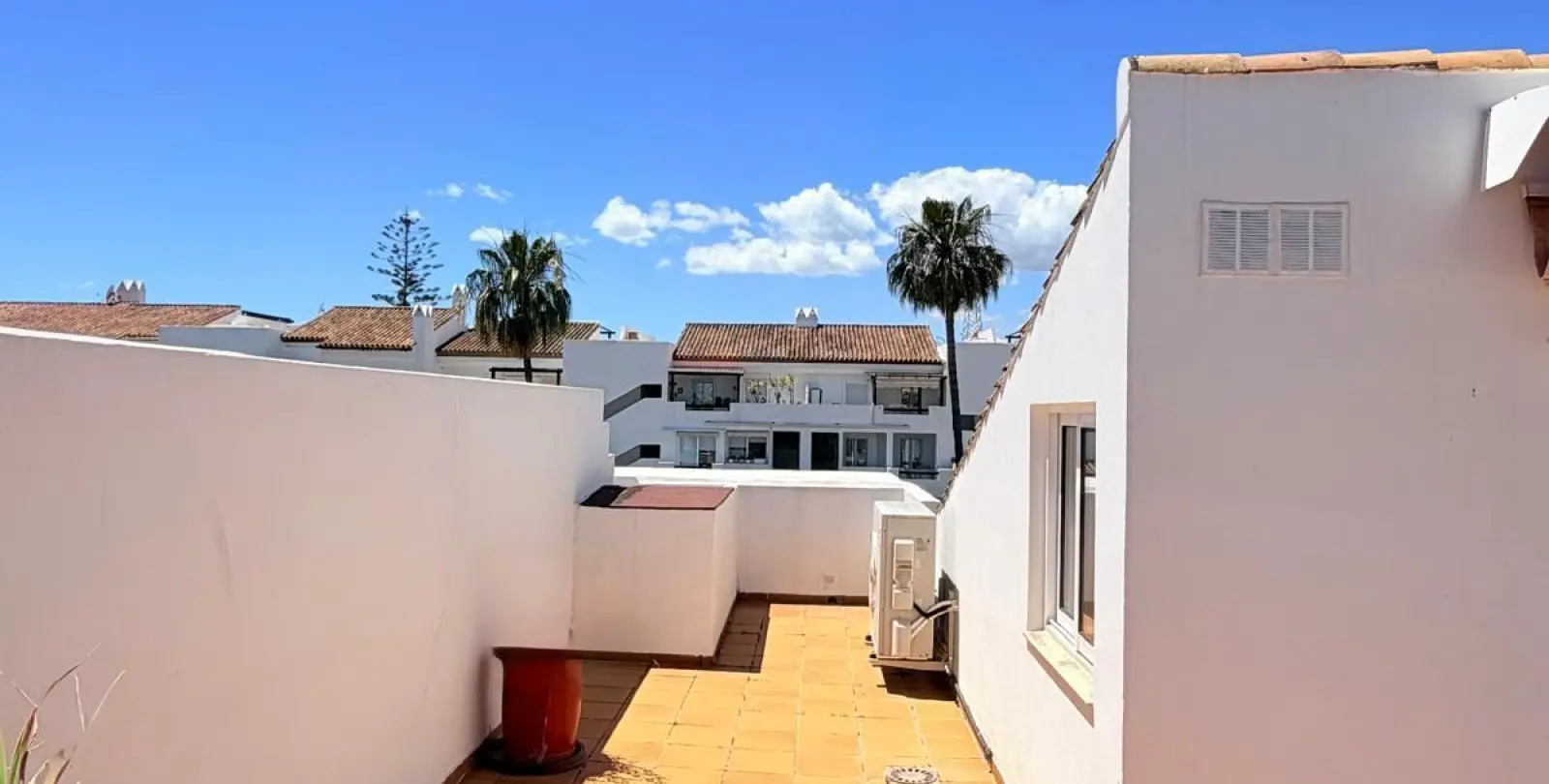 Sale of penthouse duplex in Estepona 43
