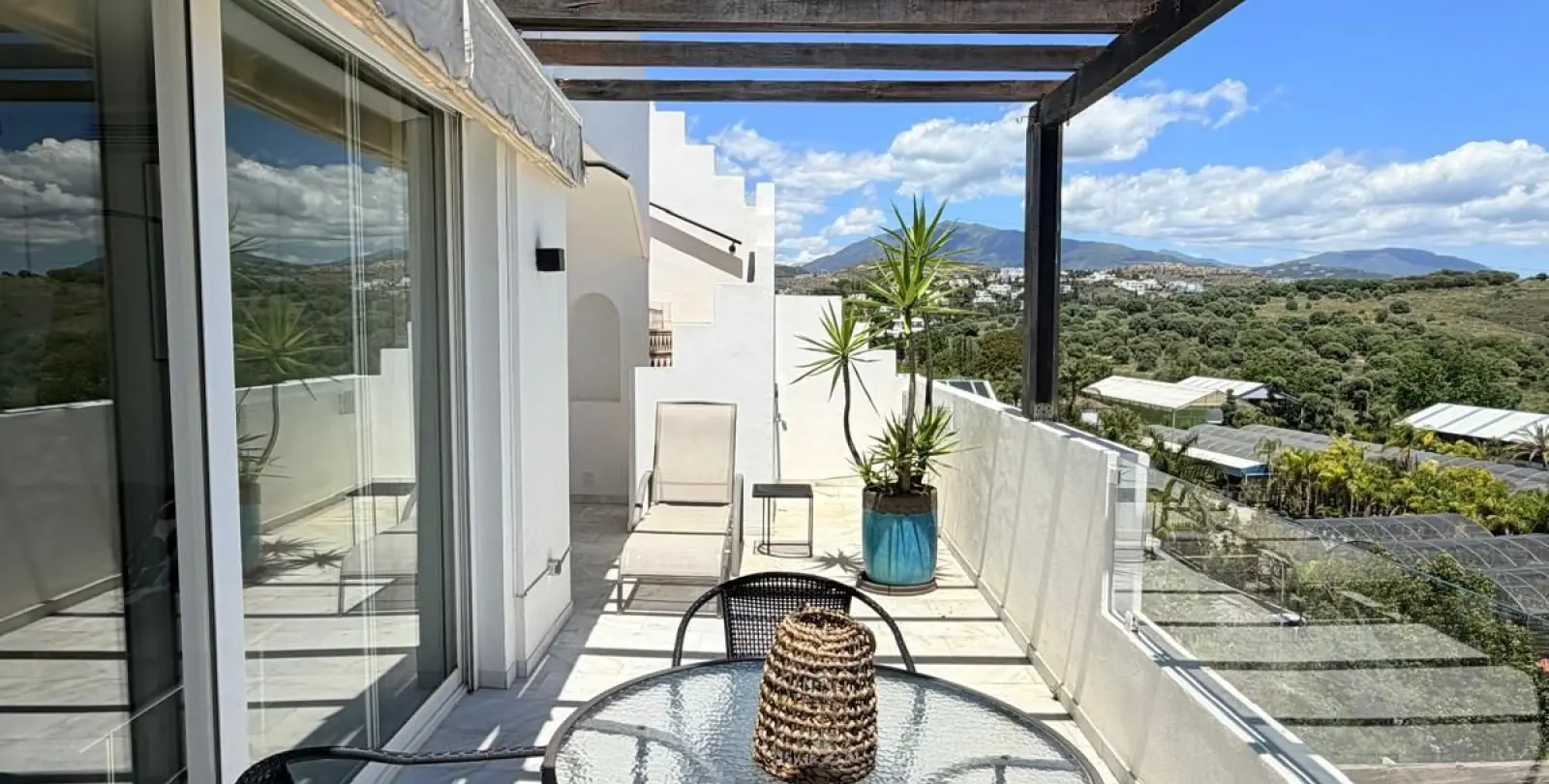 Sale of penthouse duplex in Estepona 53