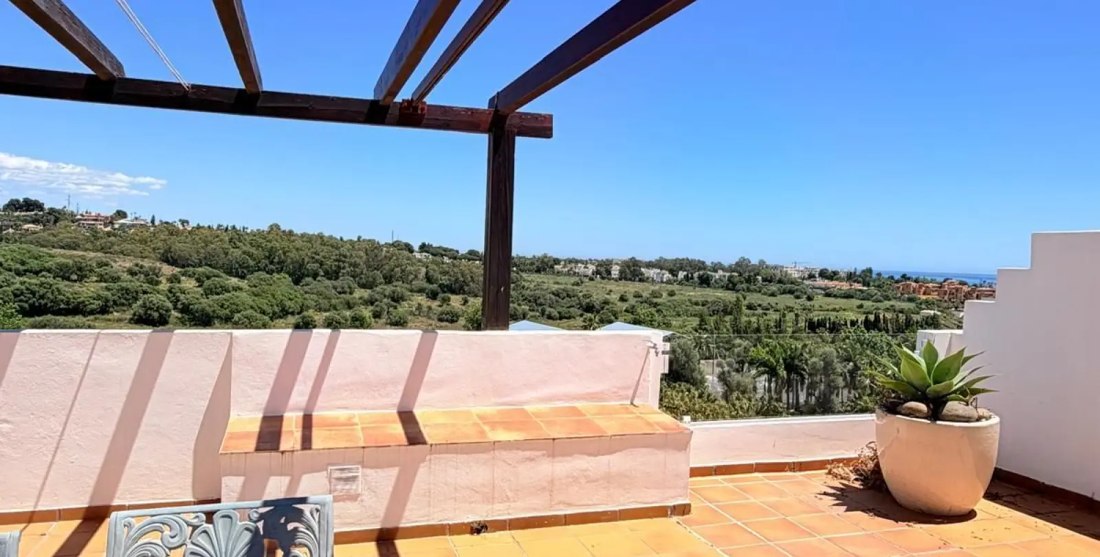 Sale of penthouse duplex in Estepona 54