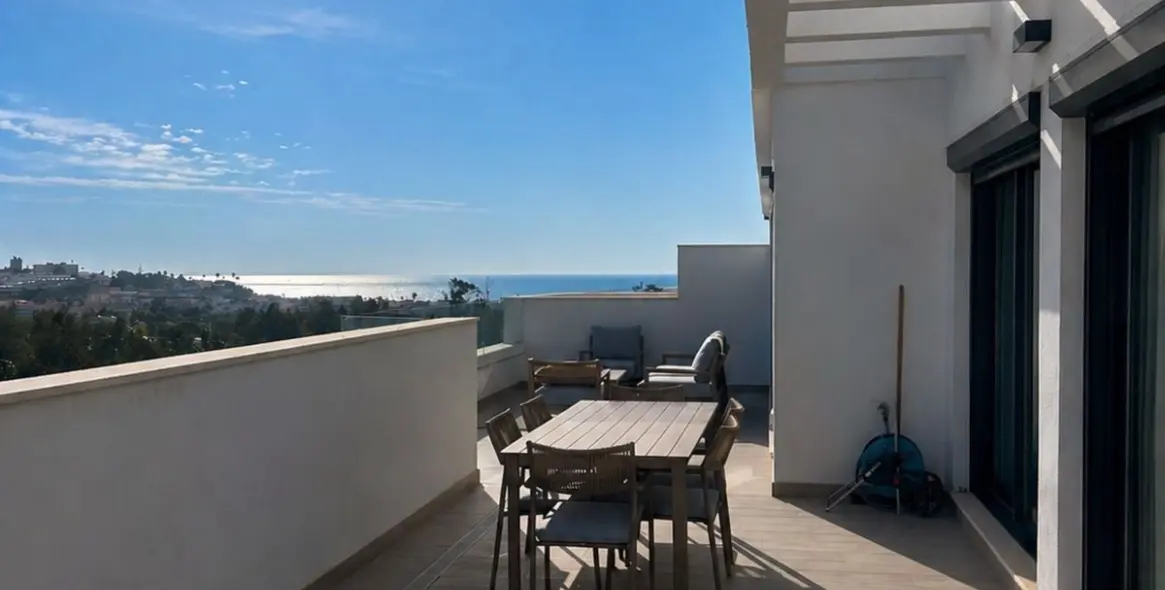 Sale of middle floor apartment in La Cala de Mijas 2