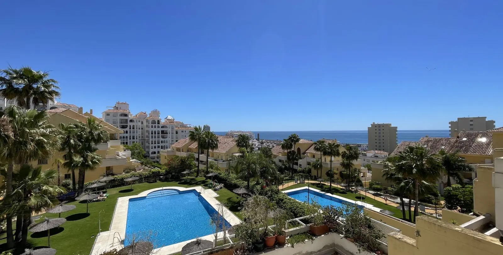 Sale of middle floor apartment in Estepona 1