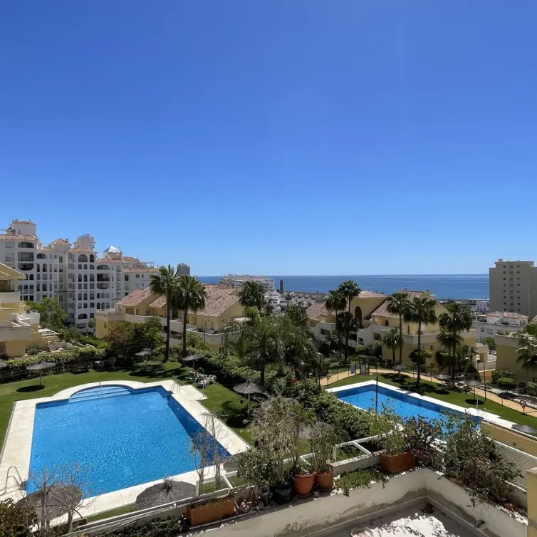 Sale of middle floor apartment in Estepona